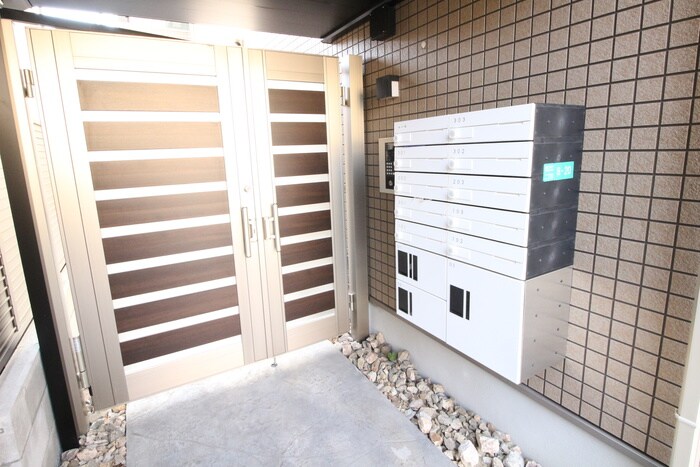 物件外観写真3　(エントランス部分)