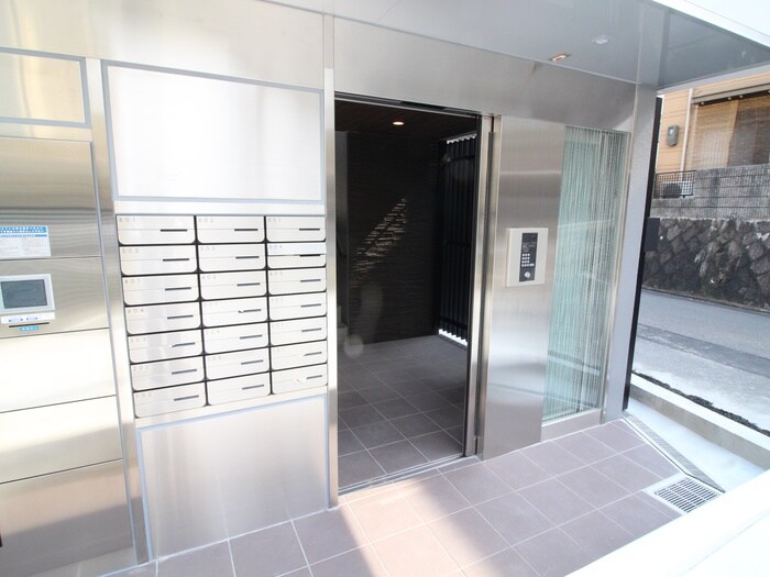 物件外観写真3　(エントランス部分)