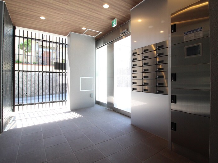 物件外観写真4　(エントランス部分)