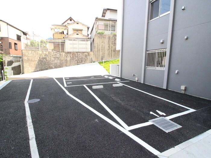 物件外観写真5　(駐車場)