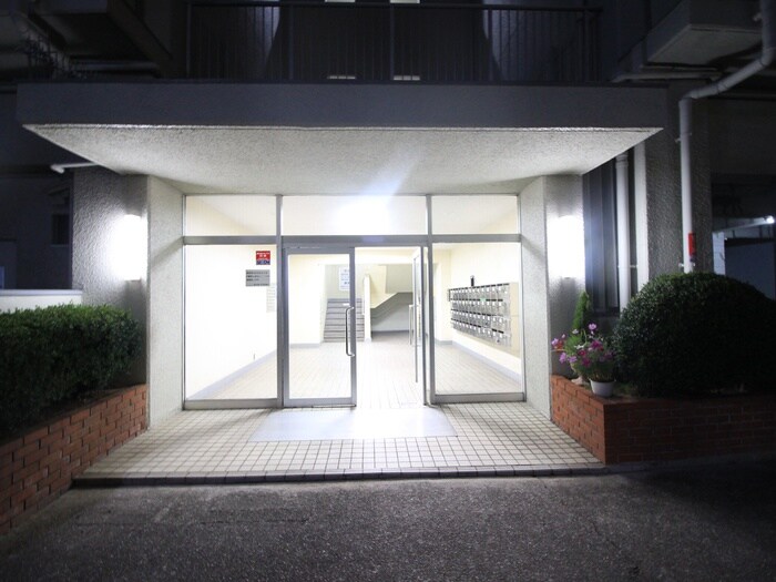 物件外観写真2　(エントランス部分)