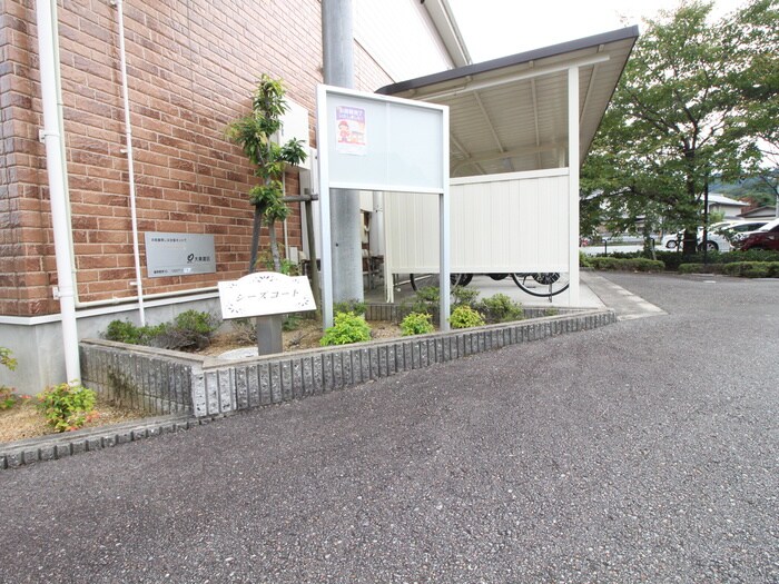 物件外観写真4　(エントランス部分)