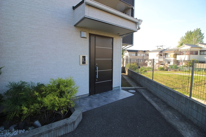 物件外観写真3　(エントランス部分)