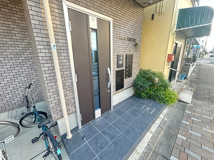 物件外観写真4　(エントランス部分)