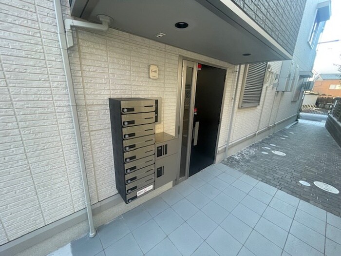物件外観写真2　(エントランス部分)