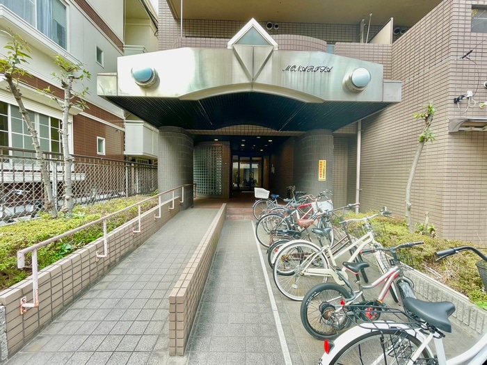 物件外観写真3　(エントランス部分)