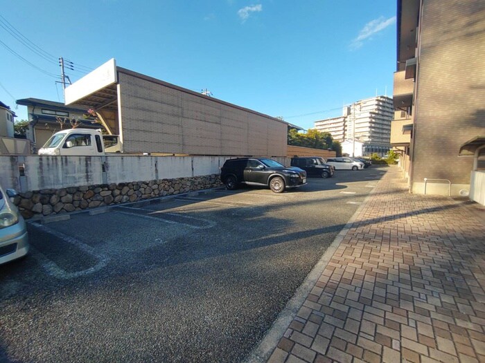 物件外観写真4　(駐車場)