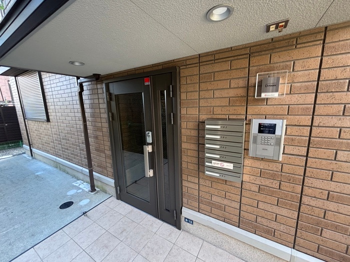 物件外観写真2　(エントランス部分)