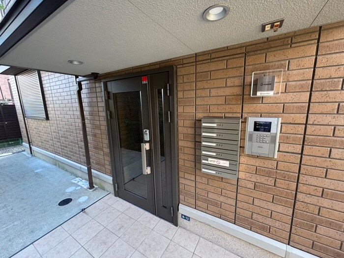 物件外観写真2　(エントランス部分)