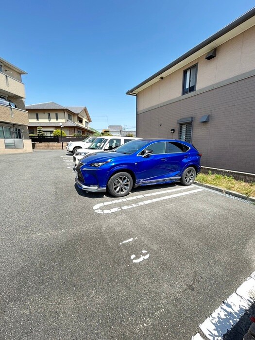 物件外観写真3　(駐車場)