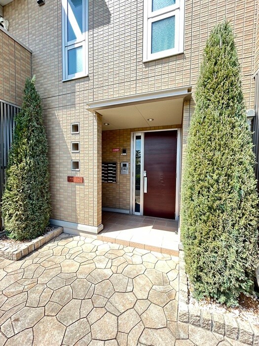 物件外観写真6　(エントランス部分)