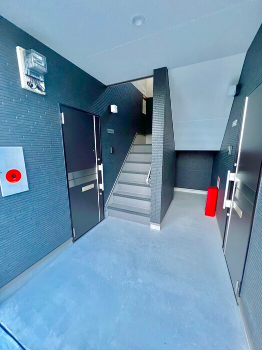 物件外観写真3　(エントランス部分)