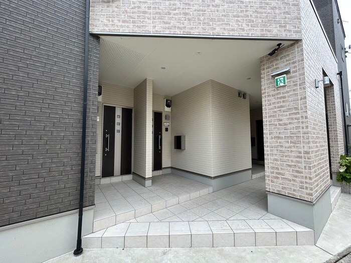 物件外観写真2　(エントランス部分)