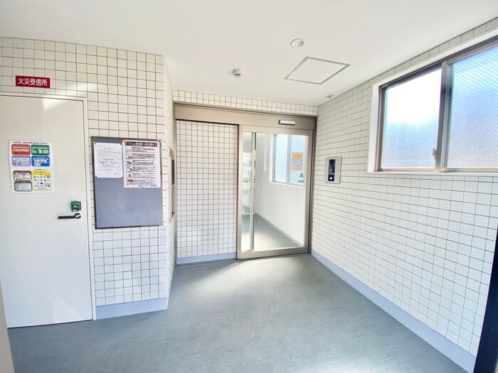 物件外観写真2　(エントランス部分)