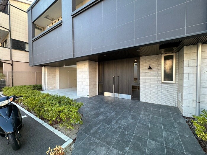 物件外観写真2　(エントランス部分)