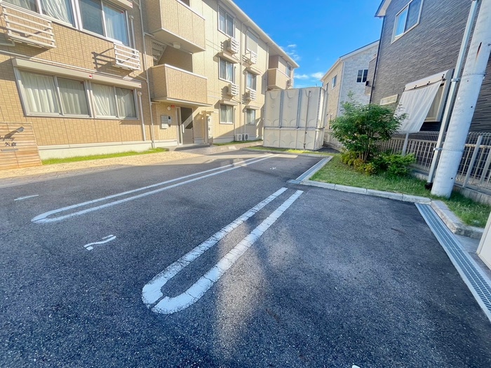 物件外観写真2　(駐車場)