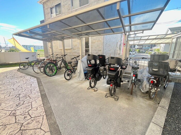 物件外観写真3　(駐輪場)