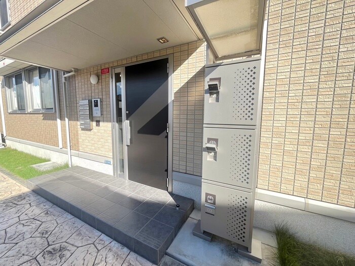 物件外観写真6　(エントランス部分)