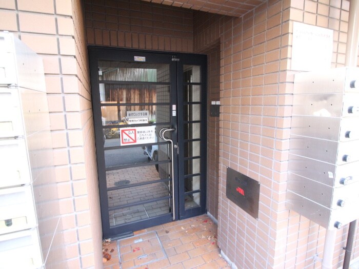 物件外観写真2　(エントランス部分)