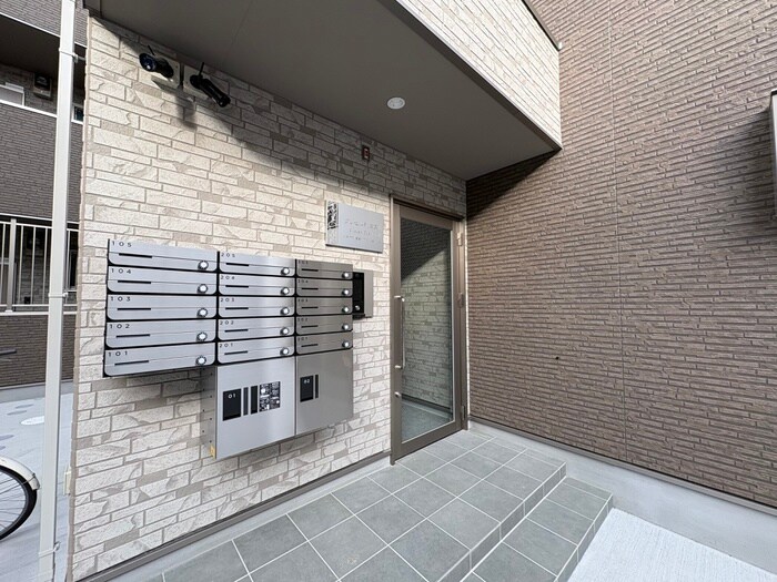 物件外観写真4　(エントランス部分)