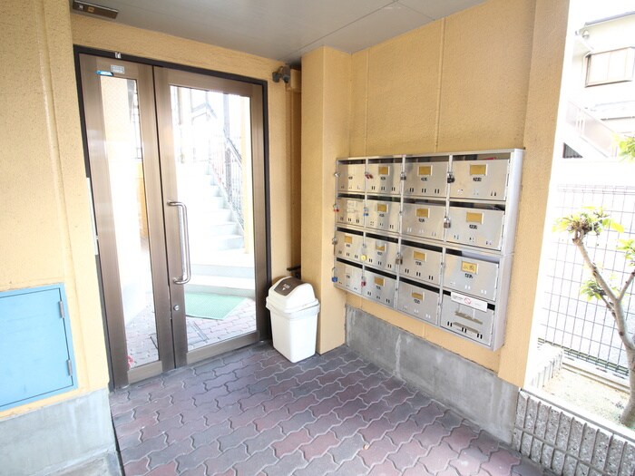 物件外観写真3　(エントランス部分)