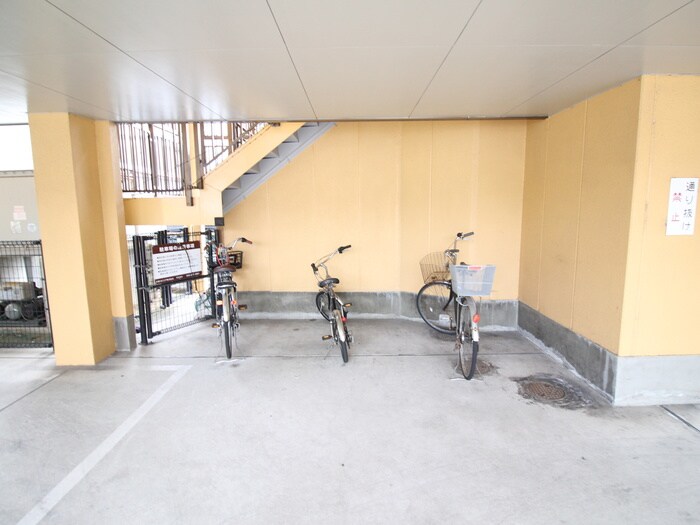 物件外観写真4　(駐輪場)