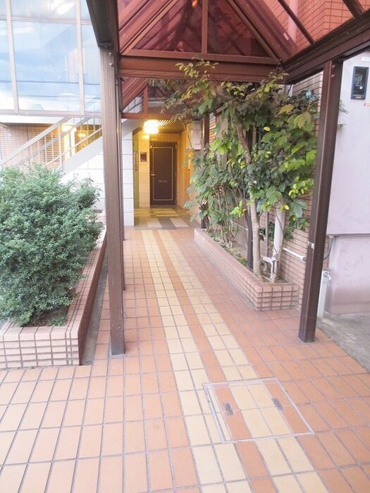 物件外観写真2　(エントランス部分)