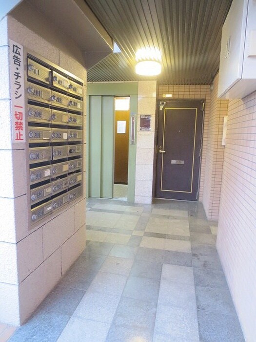 物件外観写真4　(エントランス部分)