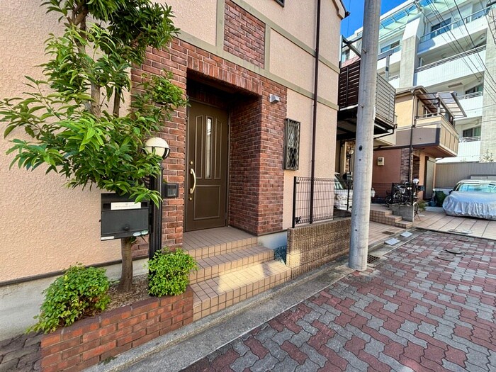 物件外観写真5　(エントランス部分)