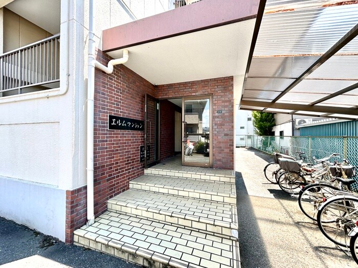 物件外観写真3　(エントランス部分)