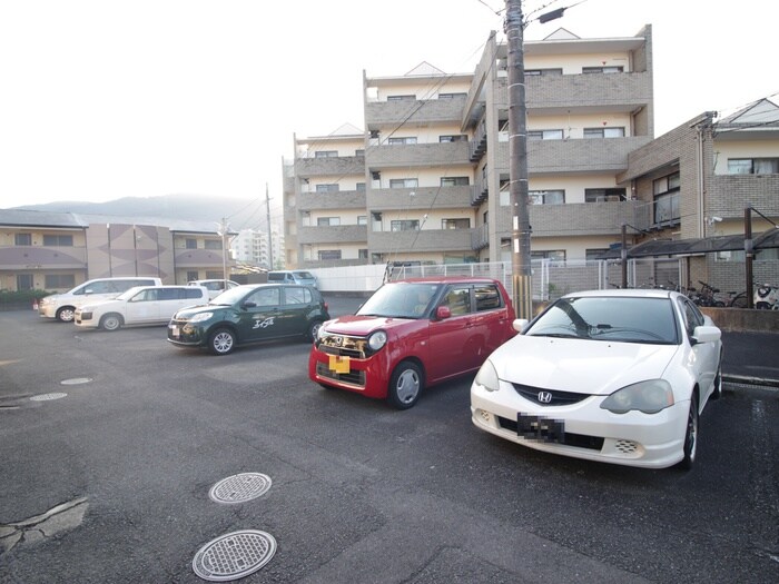 物件外観写真5　(駐車場)