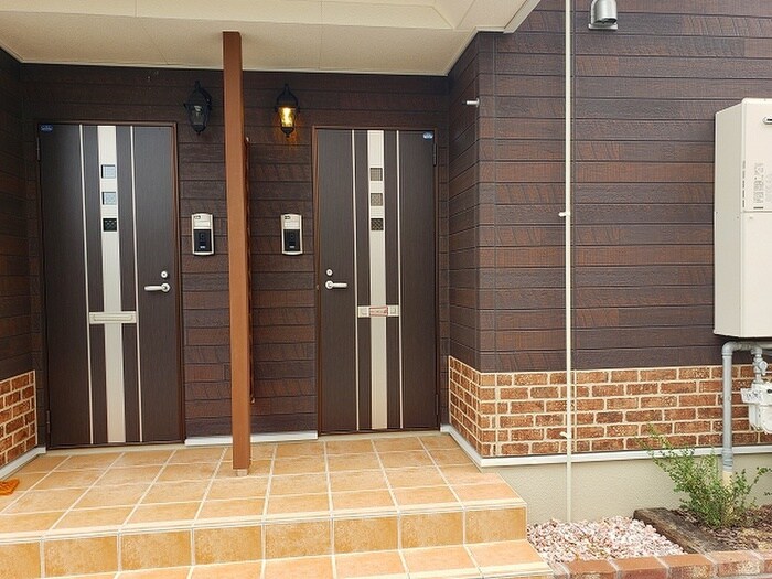 物件外観写真5　(エントランス部分)