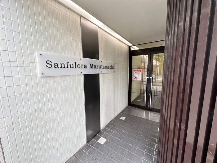 物件外観写真2　(エントランス部分)