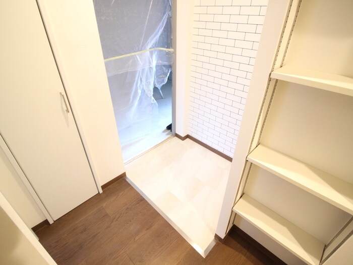 物件内観写真11　(玄関)
