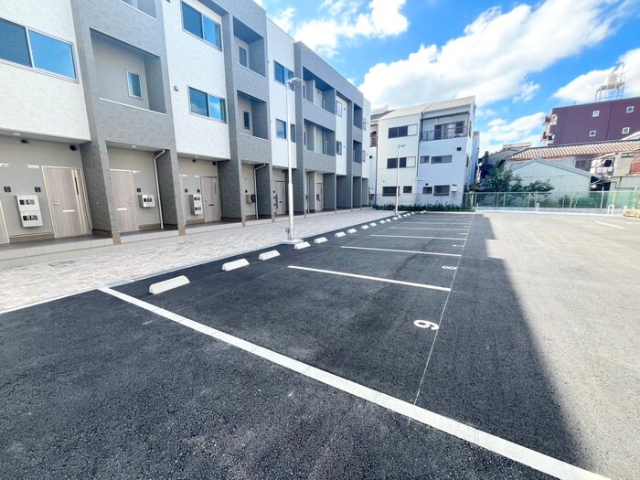 物件外観写真3　(駐車場)