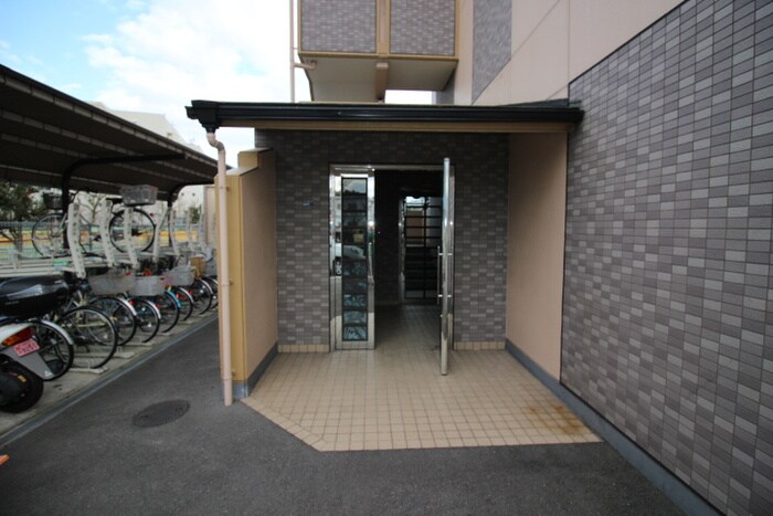 物件外観写真2　(エントランス部分)