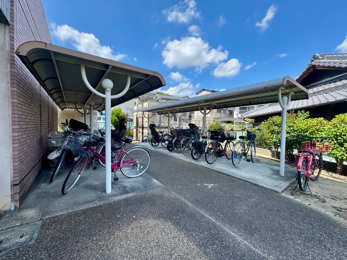 物件外観写真2　(駐輪場)