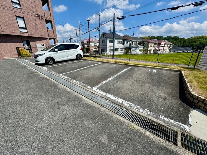 物件外観写真3　(駐車場)