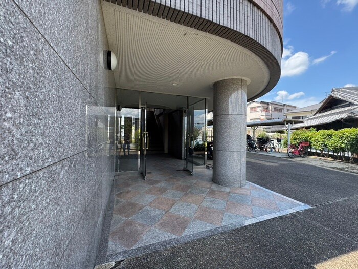 物件外観写真6　(エントランス部分)