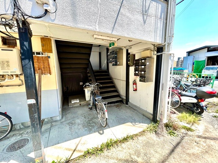 物件外観写真3　(エントランス部分)