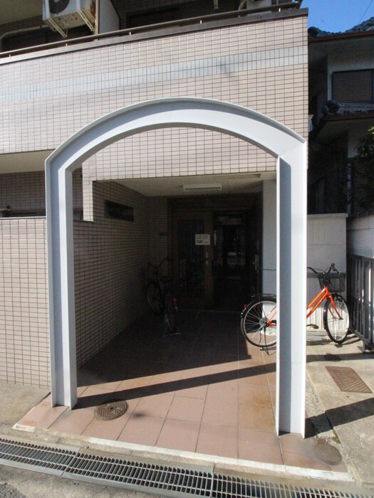 物件外観写真3　(エントランス部分)