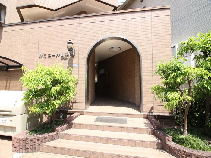 物件外観写真3　(エントランス部分)