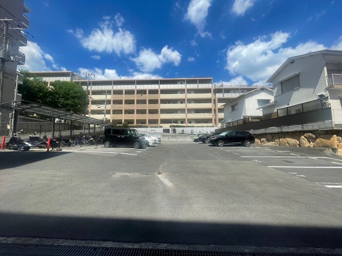 物件外観写真6　(駐車場)