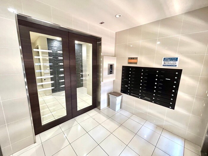 物件外観写真2　(エントランス部分)