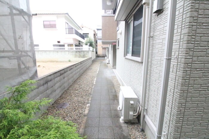 物件外観写真4　(エントランス部分)