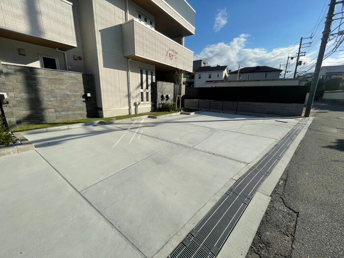 物件外観写真4　(駐車場)