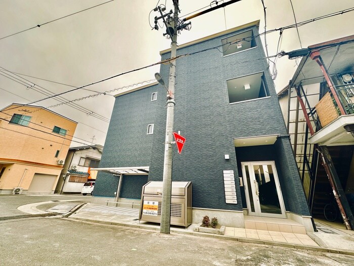 物件外観写真3　(エントランス部分)