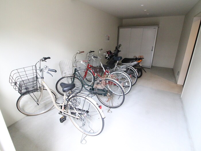 物件外観写真5　(駐輪場)
