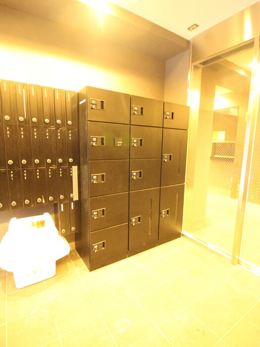 物件外観写真4　(バイク置き場)