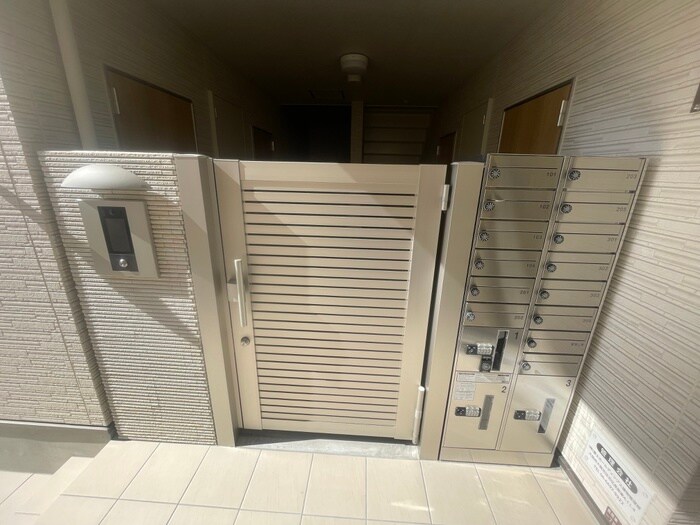 物件外観写真2　(エントランス部分)